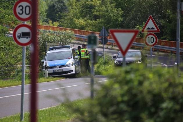 News Themen der Woche KW32 Mescherin, Brandenburg, Deutschland, 09.08.2025: Deutsche Polizei steht an der West-Oder-Brücke und kontrolliert aus Polen kommende Pkw *** Mescherin, Brandenburg, Germany, 09 08 2025 German police stand at the West Oder bridge and check cars coming from Poland Copyright: xdtsxNachrichtenagenturx dts_77681