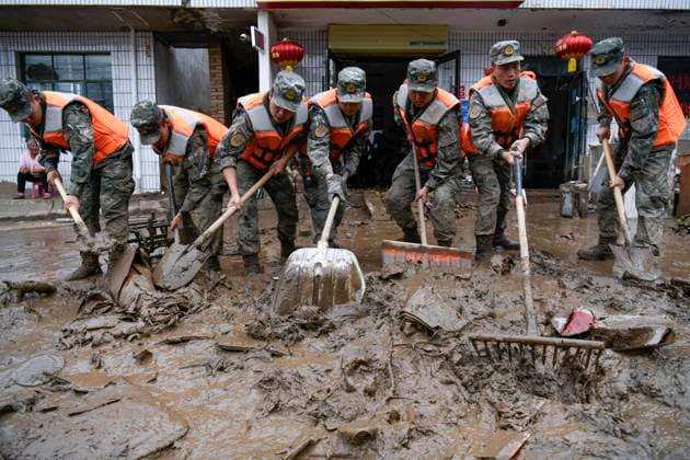 News Themen der Woche KW32 (250809) -- YUZHONG, Aug. 9, 2025 -- Rescuers clear debris outside the houses of disaster-affected villagers in Chengguan Town of Yuzhong County, Lanzhou City, northwest China s Gansu Province, Aug. 9, 2025. Rescue efforts are underway after continuous heavy rainfall triggered mountain torrents in Yuzhong County. (Photo by Xinhua) (SpotNews) CHINA-GANSU-YUZHONG-DISASTER RELIEF-RESCUE EFFORTS (CN) HouxChonghui 