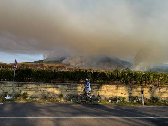 News Themen der Woche KW32 Fire In Vesuvius National Park: Extinguishing Operations Continue. Firefighting operations resume in the Vesuvius National Park area in the early hours of Saturday, August 9. Canadair aircraft and helicopters are deployed to try to contain the blaze that breaks out on Friday, August 8. Terzigno Italy  Copyright: xPaoloxManzox originalFilename: manzo-notitle250809_npo8S.jpg