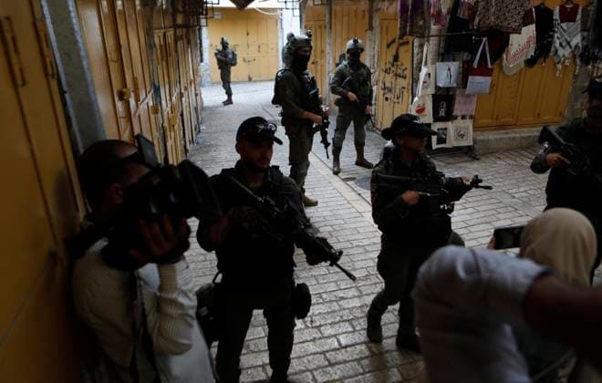 News Themen der Woche KW32 Israeli security forces stand guard as Israeli settlers tour in the Palestinian side of the old city and market of Hebron Israeli security forces stand guard as Israeli settlers tour in the Palestinian side of the old city and market of Hebron in the occupied West Bank on August 09, 2025. Photo by Mamoun Wazwaz apaimages Hebron West Bank Palestinian Territory 090825_Hebron_MW_00(49) Copyright: xapaimagesxMamounxWazwazx xapaimagesx