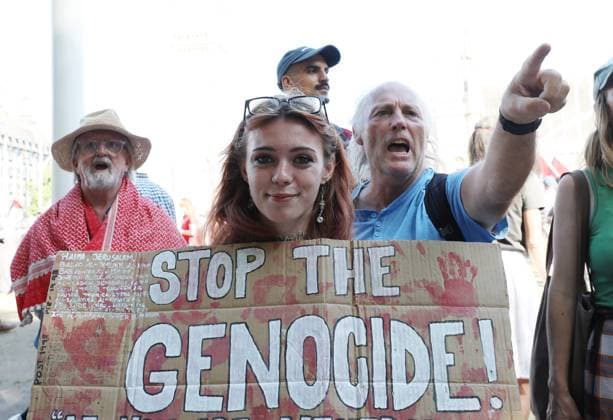 News Themen der Woche KW32 Members of the public who support Palestine Action which has been classed as a terrorist group protest in Parliament Square in London on Saturday, August 09, 2025.  LON2025080961 HUGOxPHILPOTT