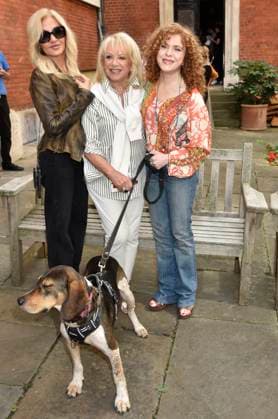 Entertainment Themen der Woche KW32 West End Woofs (and Meows) in Covent Garden on 9th August 2025. (L-R) Orfeh, Elaine Paige and Bernadette Peters with dog, Jango at West End Woofs (and Meows) at St Paul s Church, Bedford Street, Covent Garden, London WC2E 9ED on Saturday 9th August 2025., Credit:Sue Andrews Avalon Covent Garden, London, WC2E 9ED, London  Copyright: xSuexAndrewsx xAvalonx 1028486374