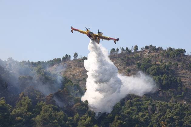 News Themen der Woche KW32 Aerial operations underway to fight flames in Sicily s Piana degli Albanesi SICILY, ITALY - AUGUST 9: Aerial firefighting operations continue after a wildfire broke out in the town of Piana degli Albanesi, near the city of Palermo in Sicily, Italy, on August 9, 2025. Alberto Lo Bianco Anadolu Sicily Italy. Editorial use only. Please get in touch for any other usage.  Copyright: x2025xAnadoluxAlbertoxLoxBiancox