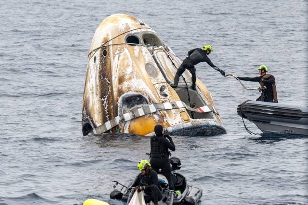 News Themen der Woche KW32 Support teams work around the SpaceX Dragon Endurance spacecraft shortly after it landed with NASA astronauts Anne McClain and Nichole Ayers, JAXA (Japan Aerospace Exploration Agency) astronaut Takuya Onishi, and Roscosmos cosmonaut Kirill Peskov aboard in the Pacific Ocean off the coast of San Diego, Calif., on Saturday, August 9, 2025. McClain, Ayers, Onishi, and Peskov are returning after seven-months in space as part of Expedition 73 aboard the International Space Station. NASA  WAX2025080910 KEEGANxBARBER