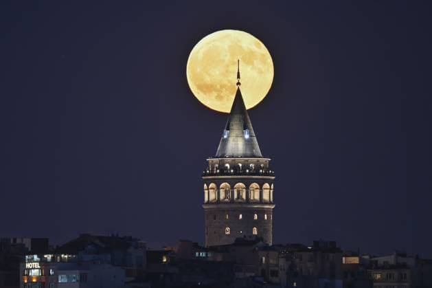 News Themen der Woche KW32 Full moon in Turkiye s Istanbul ISTANBUL, TURKIYE - AUGUST 09: A full moon rises behind the illuminated Galata Tower in Istanbul, Turkiye on August 09, 2025. Isa Terli Anadolu Istanbul Turkey. Editorial use only. Please get in touch for any other usage.  Copyright: x2025xAnadoluxIsaxTerlix