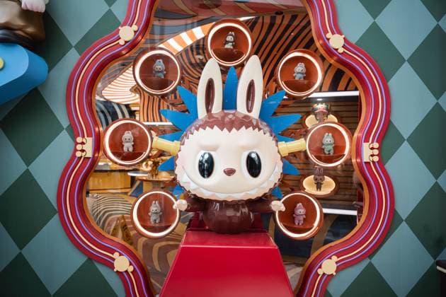 News Themen der Woche KW32 World’s largest POP MART flagship store opens in Bangkok, Thailand - 09 Aug 2025 A Labubu character display features a bunny-inspired figure surrounded by lit shelves holding miniature versions of the toy during the flagship store’s elaborate themed décor. POP MART has opened its world’s first ever mega global landmark store at ICONSIAM featuring exclusive collectibles, a giant MOLLY statue in traditional Thai attire, a whimsical circus-themed interior and a café. Spread over two levels with a rooftop area, it is the largest POP MART flagship store worldwide. Bangkok Thailand Copyright: xPloyxPhutphengx xSOPAxImagesx PPHUTPHENG_PM-19
