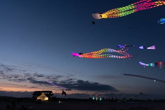 News Themen der Woche KW32 Sommer 2025 Sankt Peter-Ording 09.08.202: Drachenpiloten präsentieren unter anderem selbstgefertigte Modelle am Strand von St. Peter-Ording während der blauen Stunde. Vom 08. bis 10. August 2025 findet auf dem Eventgelände vom Ordinger Strand das Drachenfest mit überdimensionale Drachen, Lenkdrachen, Unikate und Figuren aus beliebten Trickfilmen und Comics statt. Schleswig-Holstein