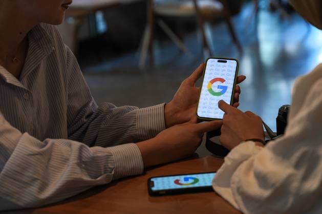 Google ANKARA, TURKIYE - SEPTEMBER 03: Two women look at their mobile phones displaying the logo of Google in Ankara, Turkiye on September 03, 2024. Ankara Turkey. Editorial use only. Please get in touch for any other usage.  Copyright: x2025xAnadoluxDilaraxÄ°remxSancarx
