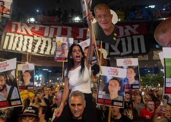 News Themen der Woche KW32 Hostages Deal in Tel Aviv, Israel - 09 Aug 2025 Einav Zangauker the mother of the hostage Matan Zangauker, takes part during the demonstration. People demonstrated in Tel Aviv along with the families of the hostages, calling on the Israeli government to agree to a deal to release all hostages from Hamas captivity and to end the war and not to occupy Gaza. After the rally, the protesters marched around the Kirya base in Tel Aviv, calling for a deal for the hostages. Tel Aviv Israel Copyright: xYaelxGuiskyxAbasx xSOPAxImagesx 904s