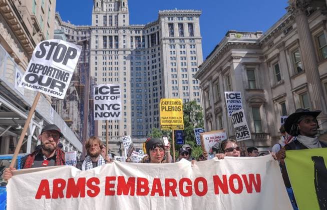 News Themen der Woche KW32 ICE out of New York protest in New York City NEW YORK CITY, UNITED STATES - AUGUST 9: Protesters participate in the ICE out of New York demonstration in Foley Square outside of Federal Plaza to stand together with immigrants against the deportations, and the separation of families on August 9, 2025, in New York, USA. Participants carried banners and signs with messages such as ICE Out of New York and Stop Deporting Our Families Now during the protest. Some protesters also carried pro-Palestinian placards and wore keffiyehs. Selcuk Acar Anadolu New York United States. Editorial use only. Please get in touch for any other usage.  Copyright: x2025xAnadoluxSelcukxAcarx