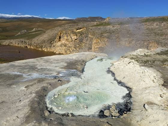 Ein geothermisches Gebiet mit dampfendem Geysir und Felsen in wilder Landschaft unter blauem Himmel, Luftaufnahme, Thermalquellen, Diyadin, Fluss Murat, Provinz Agri, A?r?, Ostanatolien, Türkei A geothermal area with a steaming geyser and rocks in a wild landscape under a blue sky, aerial view, thermal springs, Diyadin, Murat River, Agri Province, A?r?, Eastern Anatolia, Turkey Copyright: imageBROKER FraukexScholz ibxsco14564385.jpg