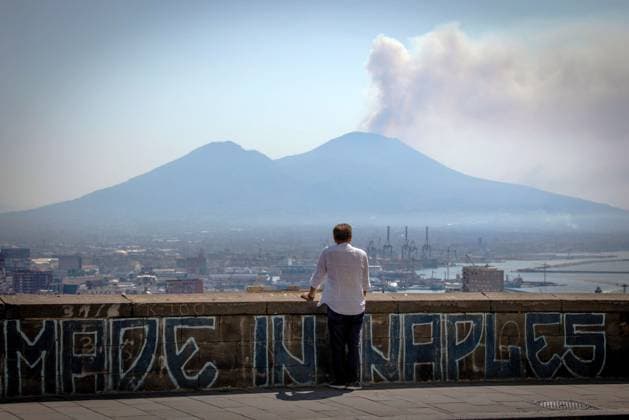 News Themen der Woche KW32 Naples, Italy: Naples, fire on Vesuvius, rescue workers still working to put out the flames. Naples Italy  - ZUMAp169 20250810_zea_p169_076 Copyright: xNapolipressx