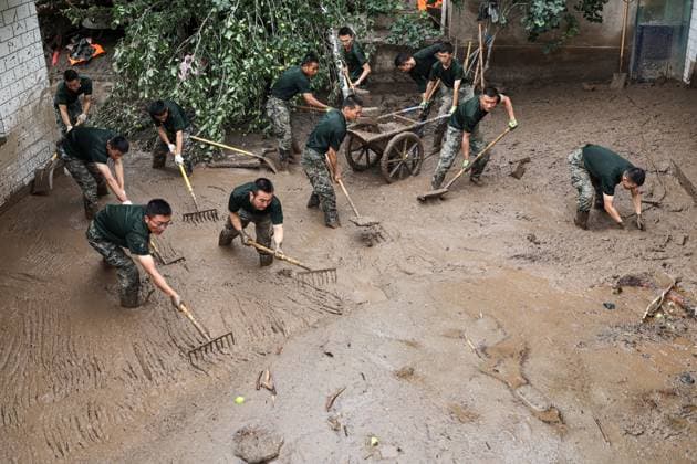 News Themen der Woche KW32 (250810) -- YUZHONG, Aug. 10, 2025 -- Members of the People s Armed Police Force Gansu Corps clean up mud in Xinglongshan Village, Yuzhong County of northwest China s Gansu Province, Aug. 10, 2025. The People s Armed Police Force (PAPF) Gansu Corps mobilized over 400 officers and soldiers on Sunday, deploying them to several villages in Yuzhong County, including Xinglongshan, Maliantan, Xiaokangying, and Jiuzhuanggou. The forces will conduct disaster relief work, which includes searching for missing individuals, roadway clearing, transferring materials, and disinfecting affected areas. (Photo by Xinhua) (SpotNews) CHINA-GANSU-YUZHONG-MOUNTAIN TORRENTS-RESCUE EFFORTS (CN) HouxConghui 