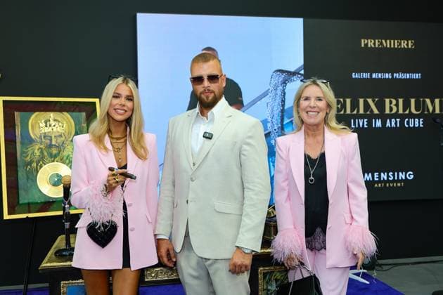 Entertainment Themen der Woche KW32 GRAND OPENING - FELIX BLUME IM ART CUBE - Patricia Viktoria Halbe mit Künstler Felix Blume alis Kollegah und Kunstsammlerin Mariele Hense-Halbe mit der Kunst im Hintergrund Hamm Galerie Mensing NRW Deutschland *** GRAND OPENING FELIX BLUME IN THE ART CUBE Patricia Viktoria Halbe with artist Felix Blume alis Kollegah and art collector Mariele Hense Halbe with the art in the background Hamm Galerie Mensing NRW Germany