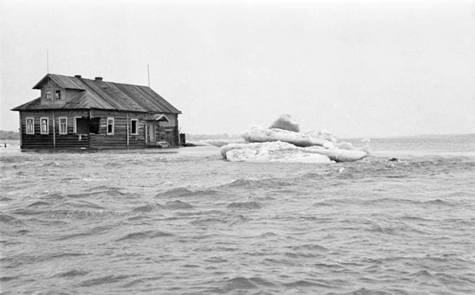 Arkhangelsk Region, USSR. A view of an abandoned house during the flood on the Northern Dvina River. Alexander Ovchinnikov TASS  83011102