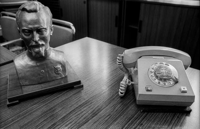 Stasi - Museum Deutschland, Berlin, 15.06.1992, Forschungs - und Gedenkstätte in der Normannenstraße, (Stasi - Museum), Büste Feliks Dzierzynski, Telefon, Â *** Stasi Museum Germany, Berlin, 15 06 1992, Research and Memorial Site in Normannenstraße, Stasi Museum, Bust Feliks Dzierzynski, Telephone, Â
