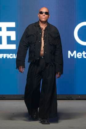 Africa Fashion Week London 2025 A model walks the catwalk in the I.N Official in collaboration with Meta AI show during Africa Fashion Week, London, UK, 09 August 2025. Africa Fashion Week London is celebrating its 15th anniversary as the world™s largest and longest-running showcase of African and African-inspired fashion. AFWL 2025 emphasizes ˜Heritage in Motion™ melding tradition with innovation., Credit:Olu Ogunshakin Avalon United Kingdom, London, London, 1 Kemble Street, WC2B 4AN  Copyright: xOluxOgunshakinx xAvalonx 1028711072