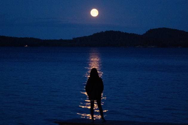 News Themen der Woche KW32 August 10, 2025, Ydre, Ostergotland, Sweden: A woman watches the full moon rise from a pier on Lake Sommen in Ydre, Sweden. Ydre Sweden - ZUMAb332 20250810_zip_b332_002 Copyright: xMatiasxBasualdox