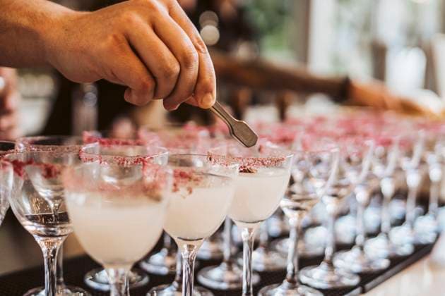 Server preparing cocktails at a party Buffalo, New York, United States R_NEYM250807-1802672-01