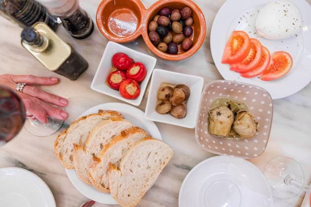 IMAGO Creative, Food, Tapas Assorted Mediterranean appetizers with bread, cheese, and vegetables Sintra, Lisbon, Portugal R_KLBT250809-1801426-01 ,model released, Symbolfoto