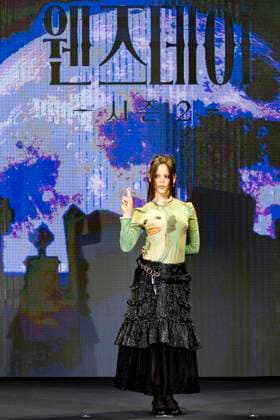 Tim Burton, Jenna Ortega And Emma Myers Promote Netflix™s Wednesday Season 2 In Seoul Jenna Ortega poses during a press conference and media talk for Season 2 of the Netflix drama Wednesday at the Four Seasons Hotel in Jongno District, Seoul, South Korea, on August 11, 2025. Seoul Seoul South Korea  Copyright: xChrisxJungx originalFilename: jung-timburto250811_npkyP.jpg