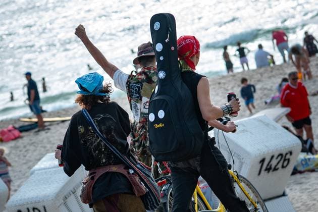 Die Punks betreten mit dem laut ausgerufenen Schlachtruf Alerta, Alerta Antifascista den Strand von Westerland;Punks am Strand von Westerland auf der Nordseeinsel Sylt, Sylt Schleswig-Holstein Deutschland Westerland *** The punks enter the beach of Westerland with the loudly proclaimed battle cry Alerta, Alerta Antifascista Punks on the beach of Westerland on the North Sea island of Sylt, Sylt Schleswig Holstein Germany Westerland