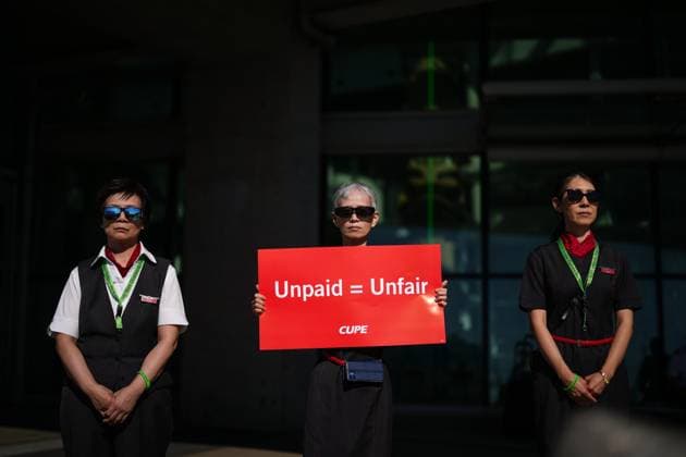 News Bilder des Tages August 11, 2025, Richmond, Bc, CANADA: Air Canada flight attendants stand during a silent protest at Vancouver International Airport on a national day of action, as labour negotiations between the Canadian Union of Public Employees and the airline continue, in Richmond, B.C., on Monday, Aug. 11, 2025. Richmond CANADA - ZUMAc35_ 20250811_zaf_c35_027 Copyright: xDarrylxDyckx