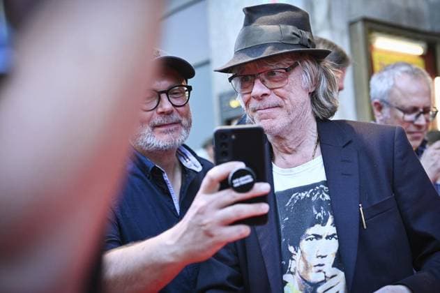 Helge Schneider in der Lichtburg ** NUR FÜR REDAKTIONELLE ZWECKE ** EDITORIAL USE ONLY **<p>Helge Schneider macht Selfies mit Fans vor der Lichtburg am Montag, 11. August 2025 in Essen. Komiker Helge Schneider präsentiert Film-Doku The Klimperclown zum 70. Geburtstag in der Lichtburg. Deutschland NRW Essen Copyright: SocratesxTassos *** Helge Schneider at the Lichtburg FOR EDITORIAL PURPOSES ONLY EDITORIAL USE ONLY p Helge Schneider takes selfies with fans in front of the Lichtburg on Monday, August 11, 2025 in Essen Comedian Helge Schneider presents film documentary The Klimperclown for his 70th birthday at the Lichtburg Germany NRW Essen Copyright SocratesxTassos Copyright: SocratesxTassos doc81wokf9hee0ky80l6r4 ,EDITORIAL USE ONLY