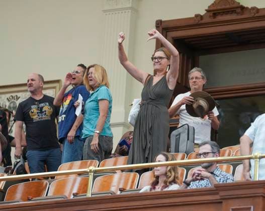 News Bilder des Tages August 11, 2025, Austin, Tx, United States: Several protesters make noise in the public gallery as Texas House of Representatives members make a failed attempt to establish a quorum on the eighth day of a Democratic walkout over a Republican mid-decade congressional redistricting attempt. The measure would potentially give U.S. President Donald Trump five more votes in Congress. Austin United States - ZUMAd150 20250811_znp_d150_009 Copyright: xBobxDaemmrichx