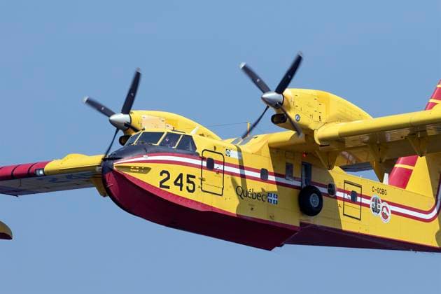 August 11, 2025, Shediac Bridge, Nb, Canada: A Quebec Water Bomber pilot waves to onlookers after scooping water from Shediac Bay, NB. The two Quebec based bombers helped to fight the forest fire in the Irishtown, N.B. area on Monday August 11, 2025. Shediac Bridge Canada  - ZUMAc35_ 20250811_zaf_c35_049 Copyright: xRonxWardx