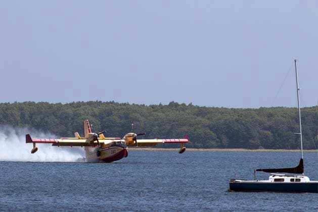 August 11, 2025, Shediac Bridge, Nb, Canada: A Quebec Water Bomber scoops water from Shediac Bay as the two Quebec based bombers help fight the forest fire in the Irishtown, N.B. area on Monday August 11, 2025. Shediac Bridge Canada  - ZUMAc35_ 20250811_zaf_c35_067 Copyright: xRonxWardx