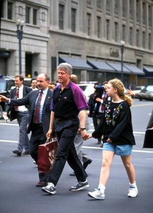 B CLINTON 0928 42 SW Apr. 20, 2011 - BILL CLINTON WITH DAUGHTER CHELSEA GO ON WALK TO BOOKSTORE IN WASHINGTON D.C. 5 23 1993. 16621. JAMES COLBURN Copyright: xJamesxColburnx