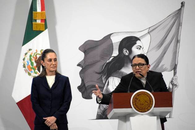 Mexico™s President Claudia Sheinbaum Holds Briefing Mexico™s President Claudia Sheinbaum Pardo is seen behind while Mexico™s Minister of the Interior, Rosa Icela Rodriguez, during speaks during the presentation of the president of the Presidential Commission for Electoral Reform, Pablo Gomez (not in picture), at the National Palace. on August 11, 2025, in Mexico City, Mexico. (Photo by Luis Barron Eyepix Group) Copyright: xLuisxBarronx xEyepixxGroupx LB_11082025_165304