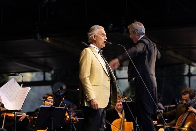 Bocelli Enchants Napa Valley Audience Andrea Bocelli performs at Charles Krug Winery in Napa Valley on June 21, 2025, during his exclusive A Weekend in Napa event. The legendary tenor delivers a captivating sunset concert accompanied by the Oakland Symphony, enchanting an audience of over 4,500 guests. Set against the picturesque backdrop of Napa s vineyards, the evening features Bocelli s renowned renditions of classical and contemporary pieces, including Nessun Dorma and Time to Say Goodbye. This event is part of a three-day celebration, offering guests a blend of world-class music, gourmet dining, and curated experiences, all within the serene ambiance of California s wine country. Saint Helena California United States Copyright: xSahabxZaribafx