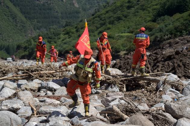 News Bilder des Tages 250812 -- YUZHONG, Aug. 12, 2025 -- Rescuers carry out search operations in Yangwashan Village, Yuzhong County of northwest China s Gansu Province, Aug. 11, 2025. Roads damaged by mountain torrents in Yuzhong County reopened on Sunday and power supply has been restored following the disaster that left 13 dead and 30 missing. SpotNewsCHINA-GANSU-YUZHONG-MOUNTAIN TORRENTS-RESTORATION CN FanxPeishen  (SpotNews)CHINA-GANSU-YUZHONG-MOUNTAIN TORRENTS-RESTORATION (CN) IMAGO FanxPeishen  imago images 1065049504