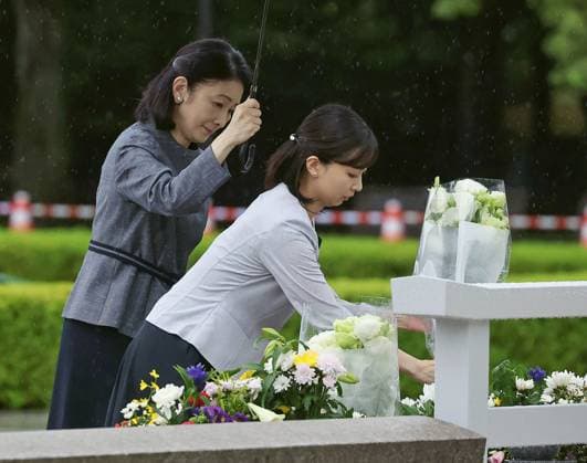 Entertainment Bilder des Tages Princesses visit Hiroshima Japanese Crown Princess Kiko (L) and her daughter, Princess Kako, lay flowers at the cenotaph at the Hiroshima Peace Memorial Park on Aug. 11, 2025, following the 80th anniversary on Aug. 6 of the U.S. atomic bombing of the western Japan city. (Pool photo)  A14AA0004763591P