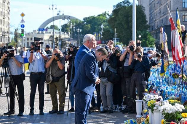 Czech Foreign Affairs Minister Jan Lipavsky (front) and his Ukrainian counterpart Andrii Sybiha pay tribute to the people who died in the 2013 and 2014 protests on the Independence Square in Kyiv, Ukraine, on August 12, 2025. (CTKxPhoto MarekxOpatrny) CTKPhotoP2025081202123  CTKPhotoP2025081202123