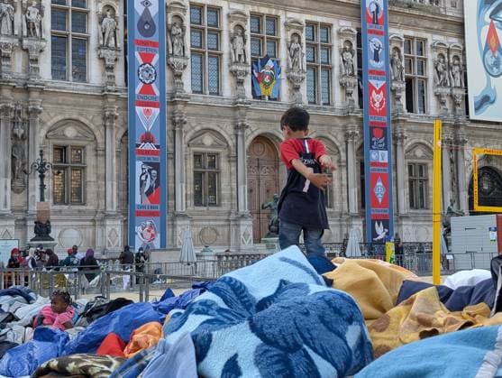 Migrant camp evacuated outside Paris City Hall PARIS, FRANCE - AUGUST 12: French police evacuates a 250-person migrant camp set up by Utopia 56 association to request accommodation outside the Paris City Hall in Paris, France on August 12, 2025. Police cited the heatwave and health risks as reasons for the evacuation. The migrants were transferred by bus to accommodation centers in the regions, including Marseille, Bourges and Besancon. Luc Auffret Anadolu Paris France. Editorial use only. Please get in touch for any other usage.  Copyright: x2025xAnadoluxLucxAuffretx