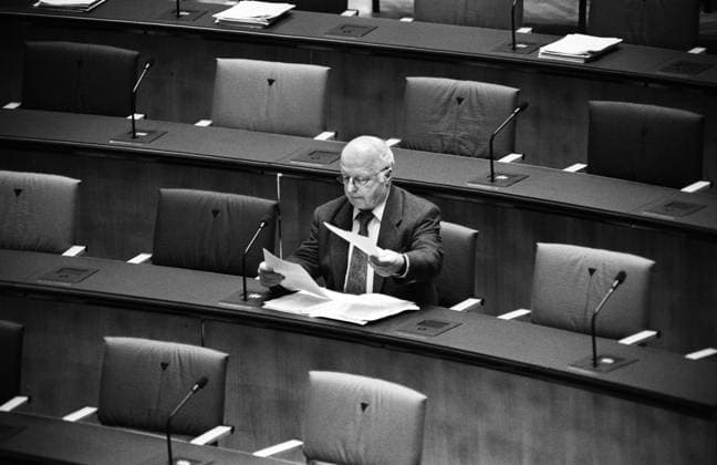 Deutschland, Bonn, 30.11.1995 Archiv: 54-13-12 Bundestagsdebatte zum Bosnien-Einsatz Foto: Norbert Bluem, Bundesarbeitsminister im Plenum Bundestagsdebatte zum Bosnien-Einsatz *** Germany, Bonn, 30 11 1995 Archive 54 13 12 Bundestag debate on the Bosnia mission Photo Norbert Bluem, Federal Minister of Labor in plenary Bundestag debate on the Bosnia mission