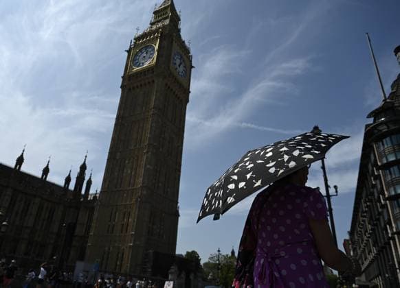 UK issues amber heat alert as temperatures expected to exceed 35°C LONDON, UNITED KINGDOM – AUGUST 12: People use umbrellas and handheld fans for shade during hot weather as the UK Health Security Agency (UKHSA) issues an amber extreme heat health alert for East Midlands, West Midlands, East of England, London and South East on August 12, 2025. The rest of the country remains under a yellow heat warning, with temperatures expected to exceed 35°C in some areas. Rasid Necati Aslim Anadolu London United Kingdom. Editorial use only. Please get in touch for any other usage.  Copyright: x2025xAnadoluxRasidxNecatixAslimx