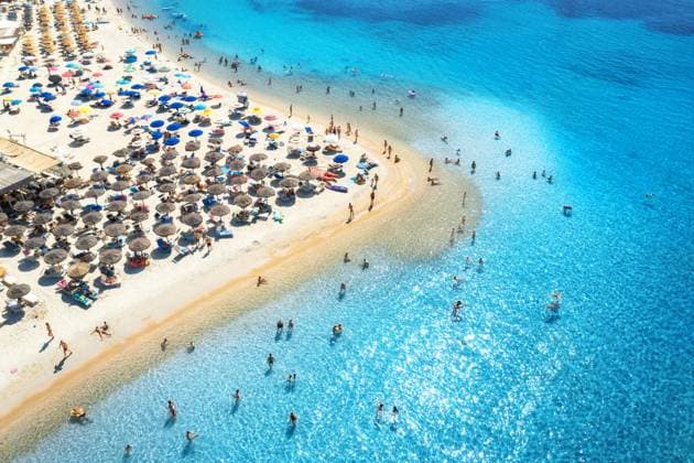 Creative Highlights Symbolbilder Aerial view of colorful umbrellas on beach, people in blue sea Aerial view of colorful umbrellas on sandy beach, swimming people in blue sea on sunny summer day. Sardinia, Italy. Tropical landscape with clear azure water. Travel and vacation. Top view of ocean Model Released DenisBilytskyi_ID29857_1008625_011 Copyright: xx