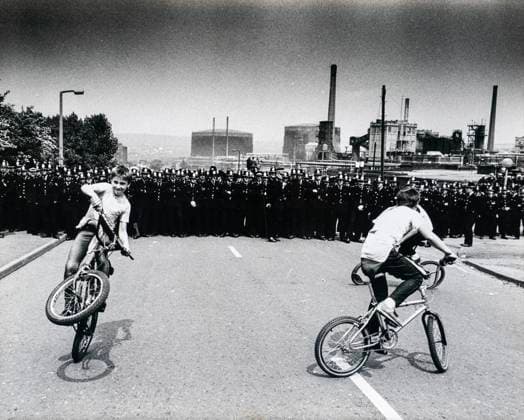 Battle of Orgreave in South Yorkshire 1984 A lighthearted moment in the middle of the battle where young children playing on bikes interact with the police force. Police and striking miners clash during the Battle of Orgreave in South Yorkshire, England, on 18 June 1984. The violent confrontation occurred during the UK miners™ strike, as thousands of picketing miners faced off against police in one of the most controversial and heavily documented industrial disputes in British history. Copyright: xMarkxNewcombex