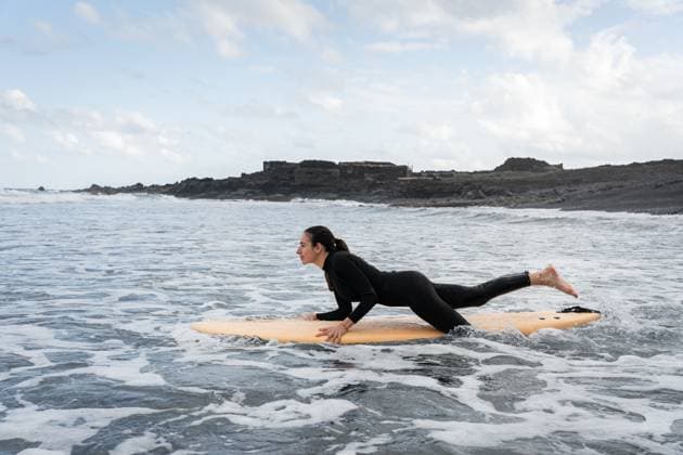 Creative Highlights Symbolbilder Surfer paddling on surfboard in the ocean wearing wetsuit Surfer paddling on surfboard in the ocean wearing a wetsuit Model Released MiguelSerrano_ID30324_1023686_024 Copyright: xx