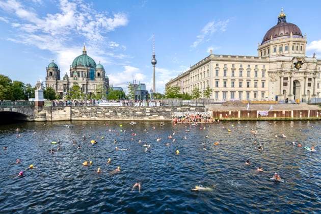 Schwimm-Demo gegen dauerhaftes Badeverbot, Hunderte Schwimmer protestieren in der Spree für Flussbadestellen. Das Ziel, das 100 Jahre alte Flussbadeverbot aufheben zu lassen. Berlin Berlin Deutschland *** Swimming demo against permanent bathing ban, hundreds of swimmers protest in the Spree for river bathing spots The goal of having the 100-year-old river bathing ban lifted Berlin Berlin Germany