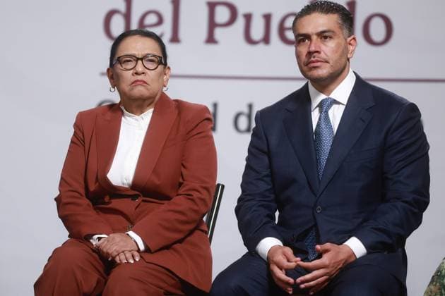 Mexican President Claudia Sheinbaum holds her daily press conference with the national security cabinet MEXICO CITY, MEXICO - AUGUST 12: Mexico s Interior Minister Rosa Icela Rodriguez (L) and Secretary of Security and Citizen Protection Omar Garcia Harfuch, attend a press conference, at the National Palace, in Mexico City, Mexico on August 12, 2025. Results of the national security strategy were presented during the press conference, included the seizure of weapons and drugs, the arrest of cartel members and a decrease in homicides. Daniel Cardenas Anadolu Mexico City Mexico. Editorial use only. Please get in touch for any other usage.  Copyright: x2025xAnadoluxDanielxCardenasx