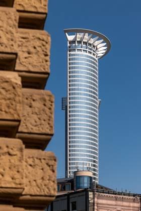 Creative Highlights World DZ Bank Tower in Frankfurt am Main 12.08.25, Frankfurt: Symbolfoto, Illustrationsbild, Symbolbild, Illustrationsfoto, Alltagsszene Blick auf den DZ Bank Tower in Frankfurt am Main vor blauem Himmel. Links im Vordergrund unscharf die Fassade eines historischen Sandsteingebäudes, rechts der moderne, runde Büroturm mit Glasfassade und markanter Dachkonstruktion. Frankfurt Hessen Deutschland *** DZ Bank Tower in Frankfurt am Main 12 08 25, Frankfurt Symbol photo, illustration image, symbol image, illustration photo, everyday scene View of the DZ Bank Tower in Frankfurt am Main against a blue sky The facade of a historic sandstone building is blurred in the foreground on the left, the modern, round office tower with glass facade and strikin Copyright: xThorstenxWagnerx