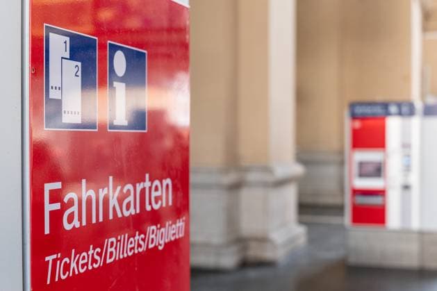 Fahrkartenautomat im Bahnhof 12.08.25, Frankfurt: Symbolfoto, Illustrationsbild, Symbolbild, Illustrationsfoto, Alltagsszene Nahaufnahme eines roten Hinweisschildes mit Symbolen für Tickets und Information sowie der Aufschrift Fahrkarten Tickets Billets Biglietti. Im unscharfen Hintergrund ist ein Fahrkartenautomat erkennbar. Das Schild befindet sich in einer Bahnhofshalle mit steinernen Säulen, was den Kontrast zwischen moderner Technik und klassischer Architektur betont. Frankfurt Hessen Deutschland *** Ticket machine in train station 12 08 25, Frankfurt Symbol photo, illustration image, symbol image, illustration photo, everyday scene Close-up of a red sign with symbols for tickets and information and the inscription Fahrk Copyright: xThorstenxWagnerx