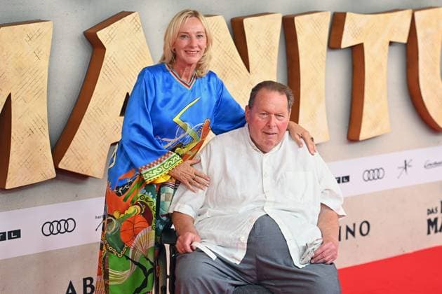 Ottfried FISCHER (Kabarettist,Schauspieler) im Rollstuhl, mit Ehefrau Simone Brandlmeier, Filmpremiere DAS KANU DES MANITU am 12.08.2025 im Mathaeser Kino in Muenchen.