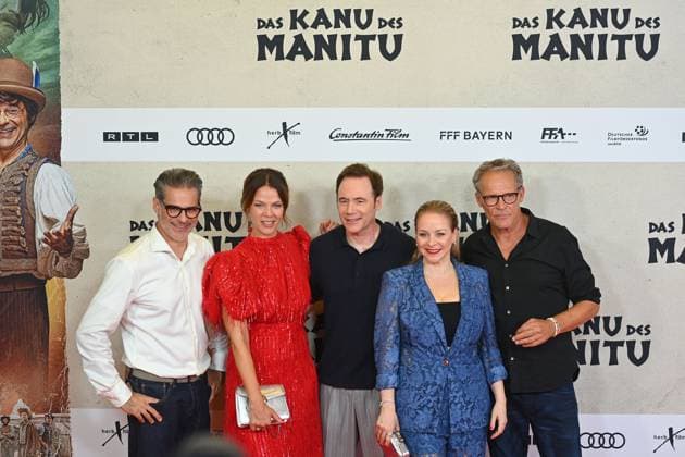 CAST ,v.li: Rick KAVANIAN,Jessica SCHWARZ,Jasmin SCHWIERS,Friedrich MUECKE (Schauspieler),Michael Bully HERBIG (Regisseur,Produzent,Autor),Christian TRAMITZ (Schauspieler), Filmpremiere DAS KANU DES MANITU am 12.08.2025 im Mathaeser Kino in Muenchen.
