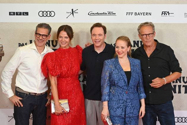 CAST ,v.li: Rick KAVANIAN,Jessica SCHWARZ,Jasmin SCHWIERS,Friedrich MUECKE (Schauspieler),Michael Bully HERBIG (Regisseur,Produzent,Autor),Christian TRAMITZ (Schauspieler), Filmpremiere DAS KANU DES MANITU am 12.08.2025 im Mathaeser Kino in Muenchen. *** CAST ,from left Rick KAVANIAN,Jessica SCHWARZ,Jasmin SCHWIERS,Friedrich MUECKE Actor ,Michael Bully HERBIG Director,Producer,Writer ,Christian TRAMITZ Actor , Movie premiere DAS KANU DES MANITU on 12 08 2025 at the Mathaeser Kino in Munich